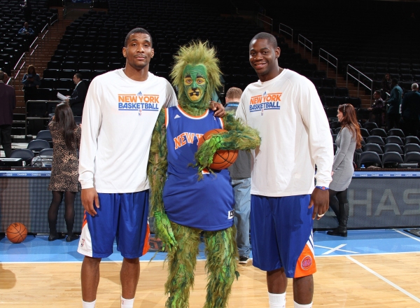 Photo Flash: The Grinch Visits New York Knicks Game at Madison Square Garden Image