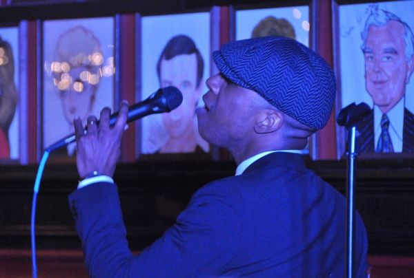 Photo Coverage: James Barbour Brings Holiday Concert to Sardi's Image