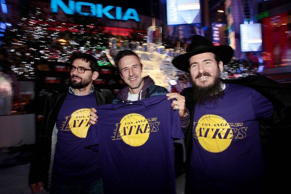 Photo Flash: David Arquette Celebrates Chanukah with AEG's Season of Giving Image