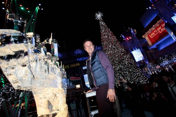 Photo Flash: David Arquette Celebrates Chanukah with AEG's Season of Giving Image