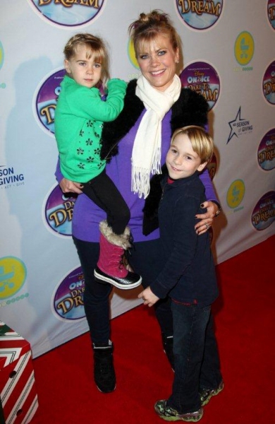 Photo Flash: MODERN FAMILY's Aubrey Anderson-Emmons & More at AEG Season of Giving's DISNEY ON ICE: DARE TO DREAM 