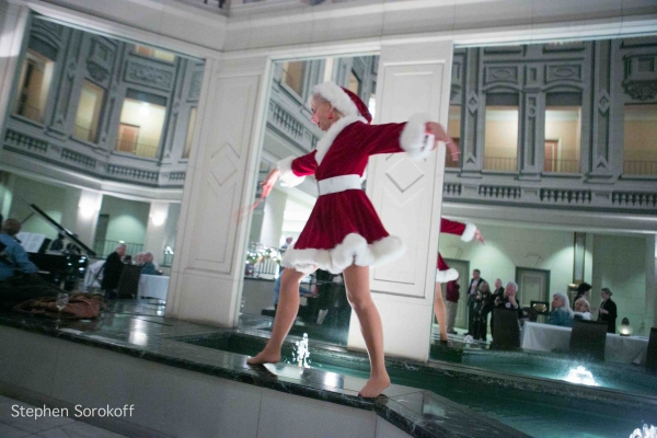 Photo Coverage: Jamie deRoy & Residents Perform at Alwyn Court Image