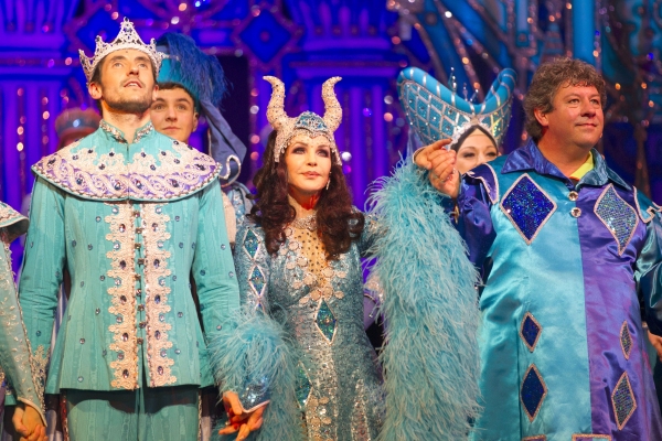 Photo Flash: Priscilla Presley- Led SNOW WHITE Panto Opens at New Wimbledon Theatre Image