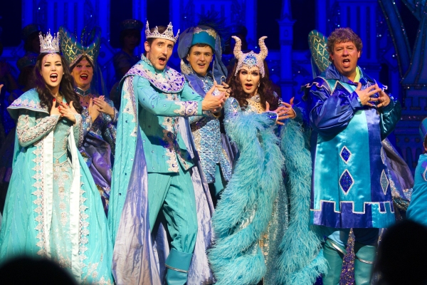 Photo Flash: Priscilla Presley- Led SNOW WHITE Panto Opens at New Wimbledon Theatre Image