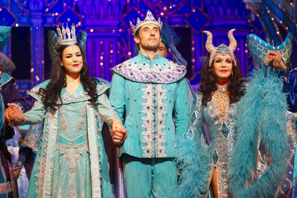 Photo Flash: Priscilla Presley- Led SNOW WHITE Panto Opens at New Wimbledon Theatre Image