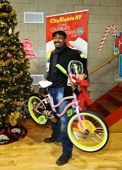 Photo Flash: Jesse L. Martin, Robert Cuccioli and More Give Back for the Holiday Season Image