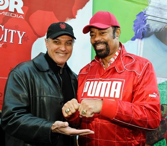 Photo Flash: Jesse L. Martin, Robert Cuccioli and More Give Back for the Holiday Season Image