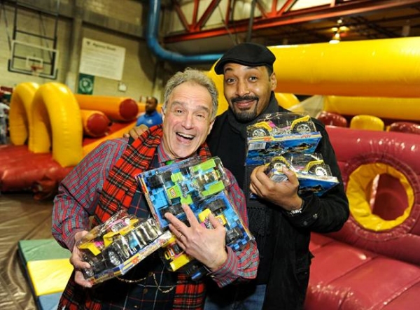Photo Flash: Jesse L. Martin, Robert Cuccioli and More Give Back for the Holiday Season Image
