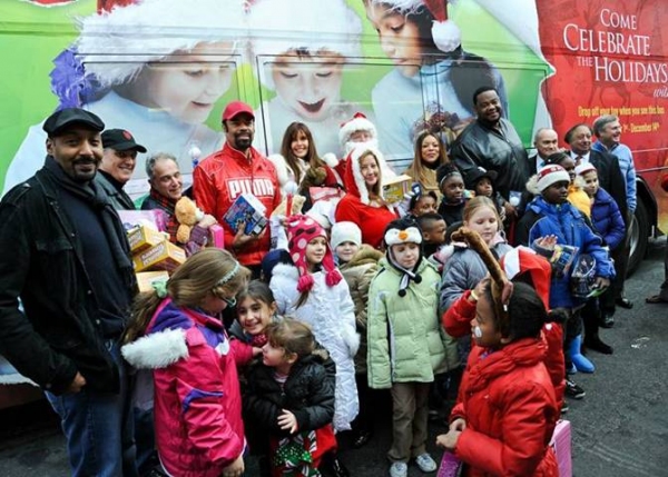 Photo Flash: Jesse L. Martin, Robert Cuccioli and More Give Back for the Holiday Season Image