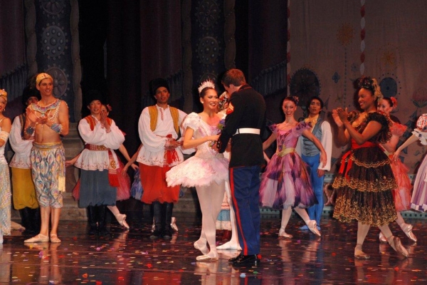 USMC Cpl Aaron Mankin prsents bouquet to Christine Rocas Photo