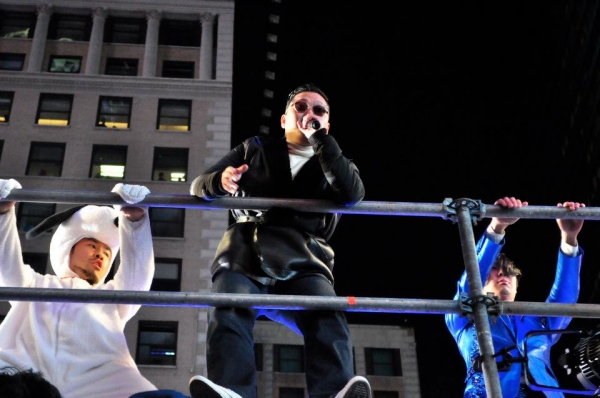 Photo Coverage: MDQ, Psy, Jepsen at 2013 New Year's Eve in Times Square 
