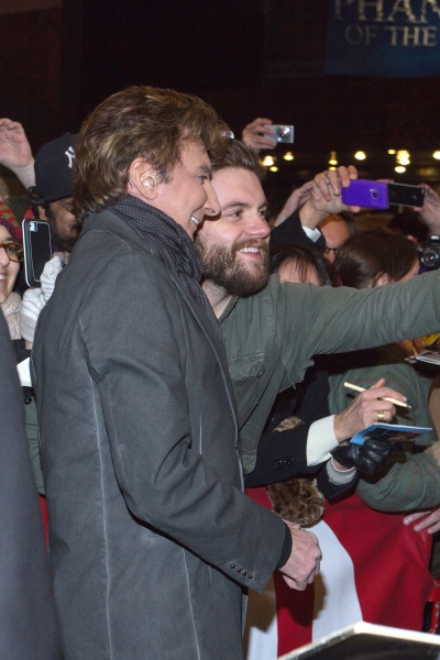 Photo Coverage: Barry Manilow Greets Fans at MANILOW ON BROADWAY Opening Night Image