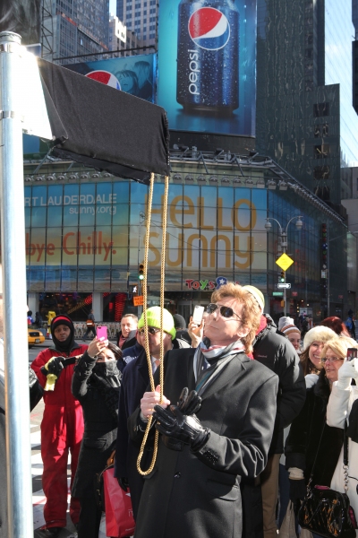 Photo Coverage: Barry Manilow Unveils 'Manilow Way' on 44th Street! Image