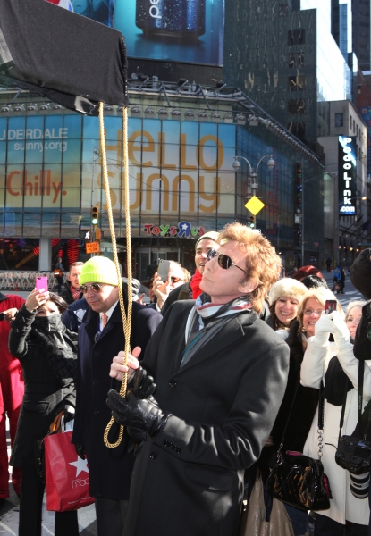 Photo Coverage: Barry Manilow Unveils 'Manilow Way' on 44th Street! Image
