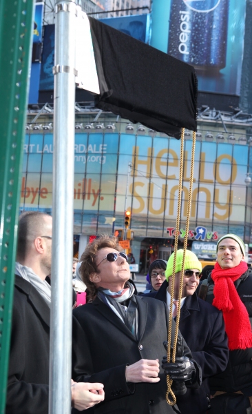 Photo Coverage: Barry Manilow Unveils 'Manilow Way' on 44th Street! Image