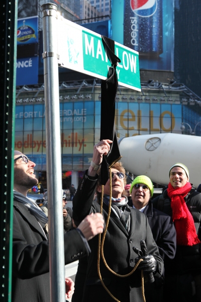 Photo Coverage: Barry Manilow Unveils 'Manilow Way' on 44th Street! Image