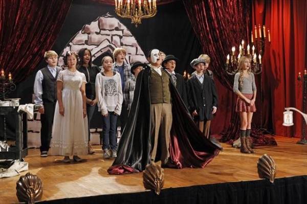 Photo Flash: MODERN FAMILY Does PHANTOM! Image