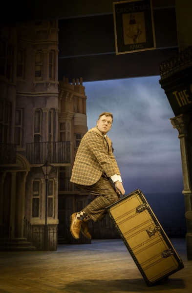 Photo Flash: First Look at Rufus Hound and More in West End's ONE MAN, TWO GUVNORS Image