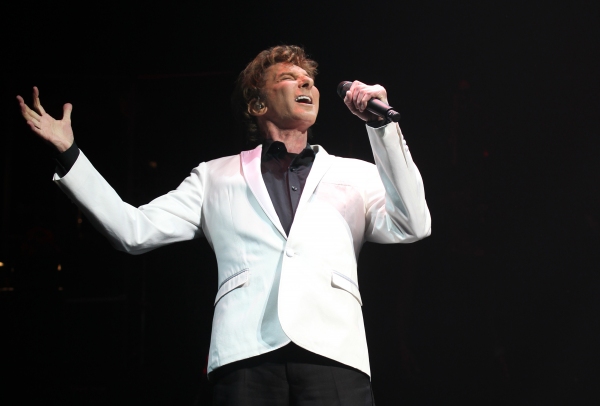 Photo Coverage: MANILOW ON BROADWAY's Opening Night Curtain Call and Encore! Image