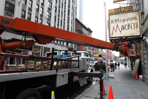 Photo Coverage:  Alan Cumming Helps Install MACBETH Marquee Image