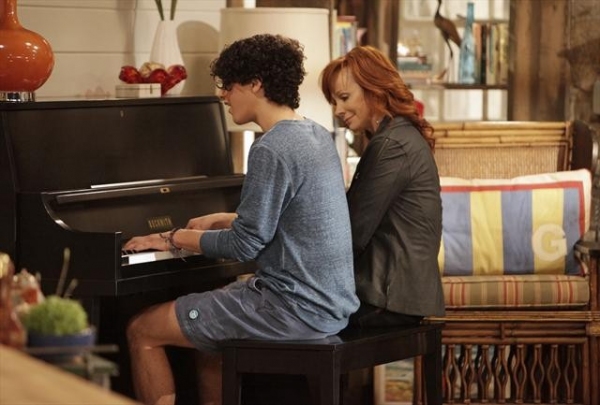 Photo Flash: First Look - MALIBU COUNTRY's 'New Plans,' Airing 3/15 Image