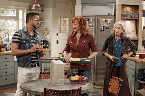 Photo Flash: First Look - MALIBU COUNTRY's Season Finale, Airing 3/22 Image