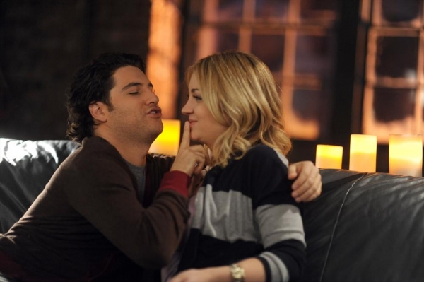 Photo Flash: First Look - HAPPY ENDINGS' 'The Straight Dope,' Airing 3/29 Image