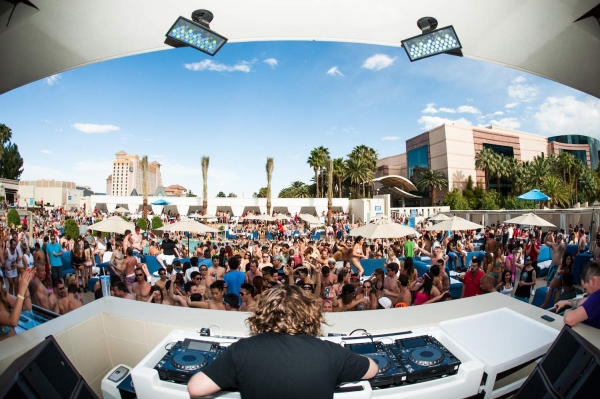 Photo Flash: DJ Tommy Trash Kicks Off Pool Season at Wet Republic in Las Vegas 