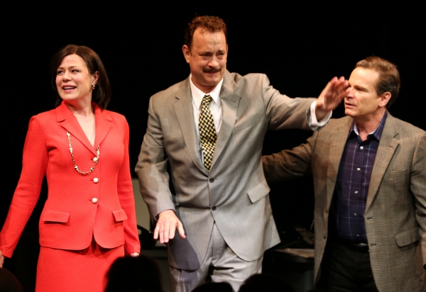Maura Tierney, Tom Hanks, Peter Scolari  Photo