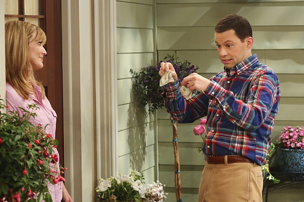 Photo Flash: TWO AND A HALF MEN's 'Another Night With Neil Diamond,' Airing 4/25 Image