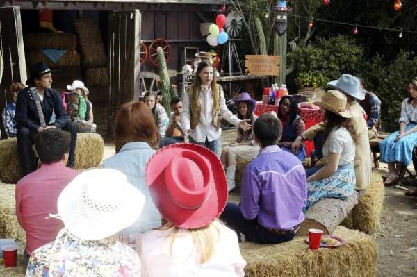 Photo Flash: THE MIDDLE's 'Hallelujah Hoedown,' Airing 5/8 Image