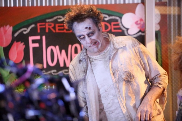 Photo Flash: HOW TO LIVE WITH YOUR PARENTS' Episode 'How To Stand On Your Own Two Feet,' 5/15 Image