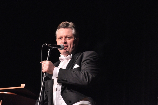 Photo Coverage: Tenor Anthony Kearns Plays Benefit Concert for OASIS Image