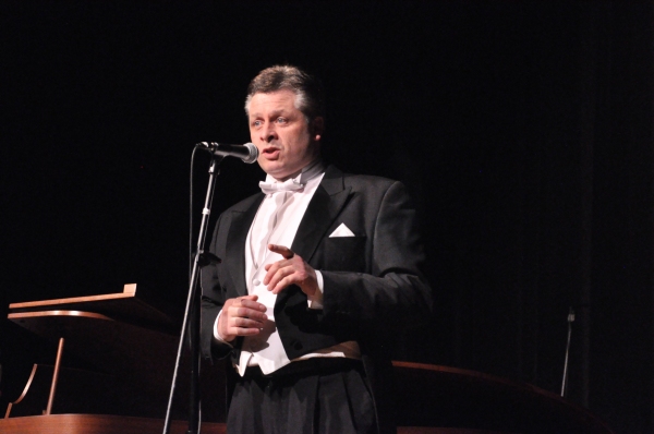 Photo Coverage: Tenor Anthony Kearns Plays Benefit Concert for OASIS Image