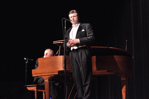 Photo Coverage: Tenor Anthony Kearns Plays Benefit Concert for OASIS Image