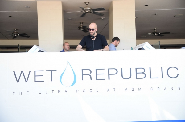 Photo Flash: Calvin Harris and TJR Take Over Wet Republic in Las Vegas  Image