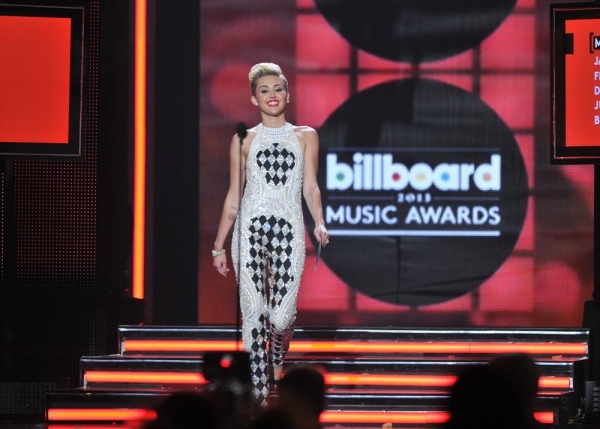 Photo Flash: Look Back at Last Night's Star-Studded 2013 Billboard Music Awards! Image
