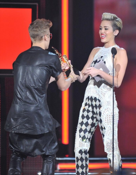 Photo Flash: Look Back at Last Night's Star-Studded 2013 Billboard Music Awards! Image