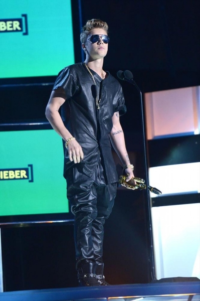 Photo Flash: Look Back at Last Night's Star-Studded 2013 Billboard Music Awards! Image