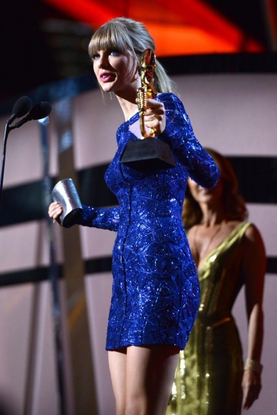 Photo Flash: Look Back at Last Night's Star-Studded 2013 Billboard Music Awards! Image
