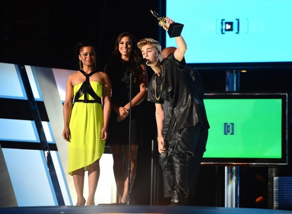 Photo Flash: Look Back at Last Night's Star-Studded 2013 Billboard Music Awards! Image