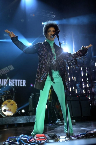 Photo Flash: Look Back at Last Night's Star-Studded 2013 Billboard Music Awards! Image
