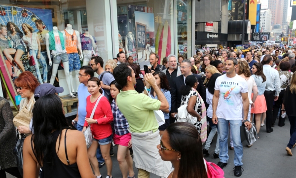 Photo Coverage: Harvey Fierstein and KINKY BOOTS Celebrate the Brooklyn Diner's New 'Harvey Hot Dog'! Image