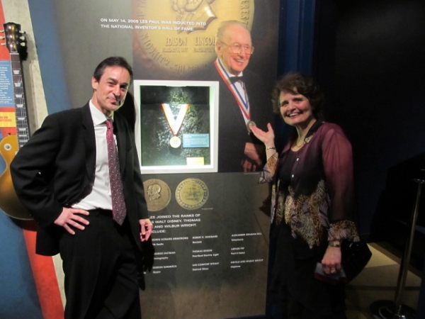 Michael Braunstein, Executive Director of the Les Paul Foundation (l) and Sue Baker ( Photo
