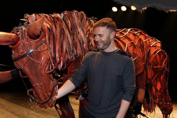 Photo Flash: Gary Barlow Meets WAR HORSE's Joey Image