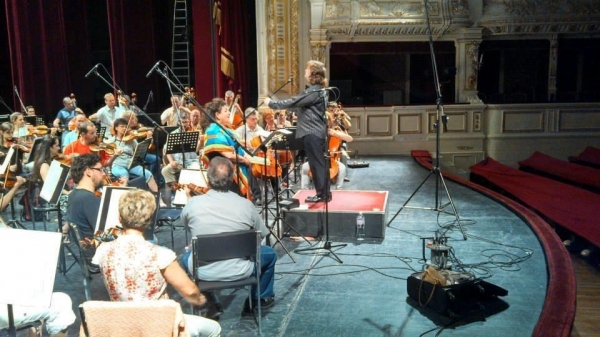 Jason Tramm conducts the Szeged National Symphony and noted Canadian soprano Sharon A Photo