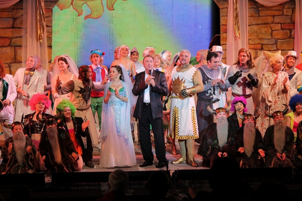 Photo Flash: Eric Idle Surprises the Muny's SPAMALOT Cast on Opening Night!  Image