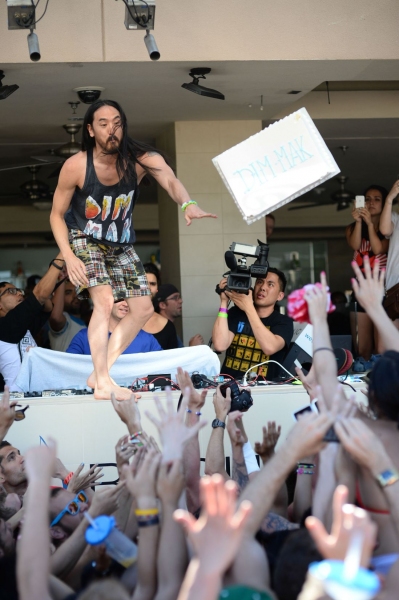 Photo Flash: Tara Reid Parties at WET REPUBLIC in Las Vegas Image