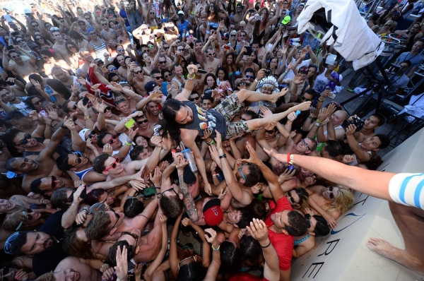 Photo Flash: Tara Reid Parties at WET REPUBLIC in Las Vegas Image