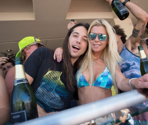 Photo Flash: Tara Reid Parties at WET REPUBLIC in Las Vegas Image